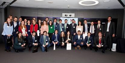 Foto de familia de los participantes en la primera fase del concurso Global Case Challenge celebrado en la sede de Accenture en Madrid.