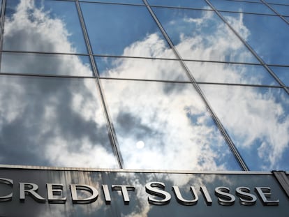 FILED - 14 July 2010, Hesse, Frankfurt_Main: A general view of the Credit Suisse bank logo placed onto the main entrance of the bank's branch in Frankfurt. Zurich-based Credit Suisse said on Tuesday that a former employee copied personal information on bank staff over the 2013-16 period onto a personal device, infringing the bank's data protection guidelines. Photo: picture alliance / dpa
  (Foto de ARCHIVO)
14/07/2010 ONLY FOR USE IN SPAIN