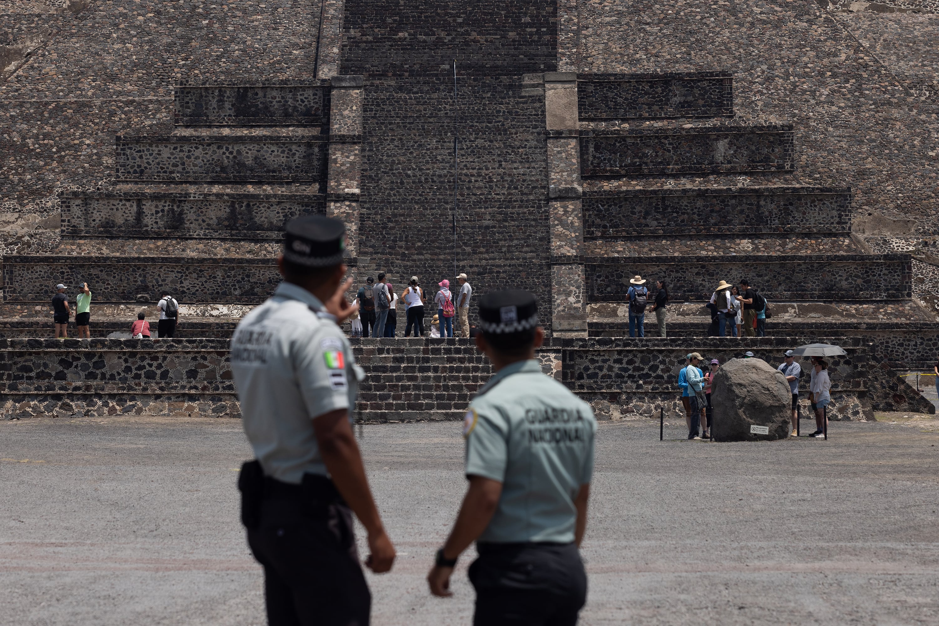 Miembros de la Guardia Nacional vigilan en la zona arqueológica de Teotihuacán. 
