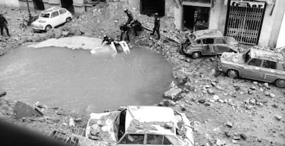 L'atemptat d'ETA contra l'almirall Luis Carrero Blanco va deixar un enorme forat al carrer de Claudio Coello de Madrid, el desembre del 1973.