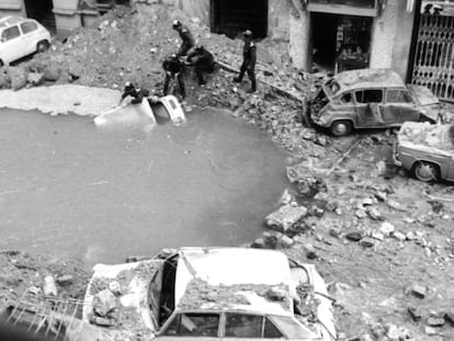 L'atemptat d'ETA contra l'almirall Luis Carrero Blanco va deixar un enorme forat al carrer de Claudio Coello de Madrid, el desembre del 1973.