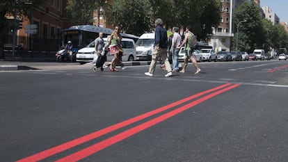 El Ayuntamiento ha empezado la noche de este lunes a pintar las nuevas líneas APR del centro. En la imagen, Ronda de Valencia.