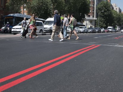 El Ayuntamiento ha empezado la noche de este lunes a pintar las nuevas líneas APR del centro. En la imagen, Ronda de Valencia.