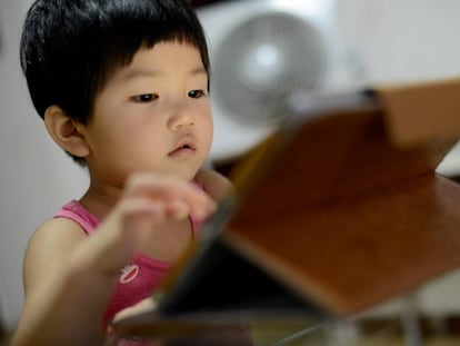 La pequeña Jiang Siqi, nacida en 2012, es una de las muchas niñas adictas a los dispositivos móviles que han desarrollado miopía a una edad prematura.