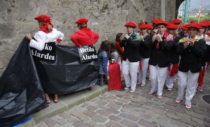 Partidarias del alarde tradicional dan la espalda al paso de la compañia Jaizkibel