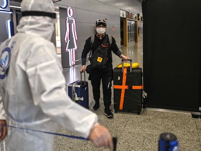 Un viajero llega al aeropuerto de Pudong en Shanghái.