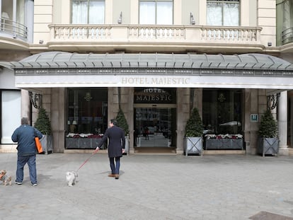 Fachada del hotel Majestic, cerrado en Barcelona.