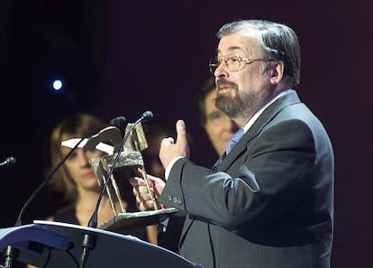 Chicho Ibáñez Serrador, galardonado con el Ondas de Oro, junto a los periodistas Gemma Nierga e Iñaki Gabilondo, presentadores de la 50ª edición de los Premios Ondas, en 2003.