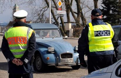 Un policía francés y alemán en la frontera de Estrasburgo (este de Francia(.