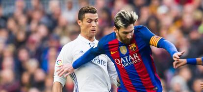 Messi y Ronaldo en un partido de la temporada 2016/2017