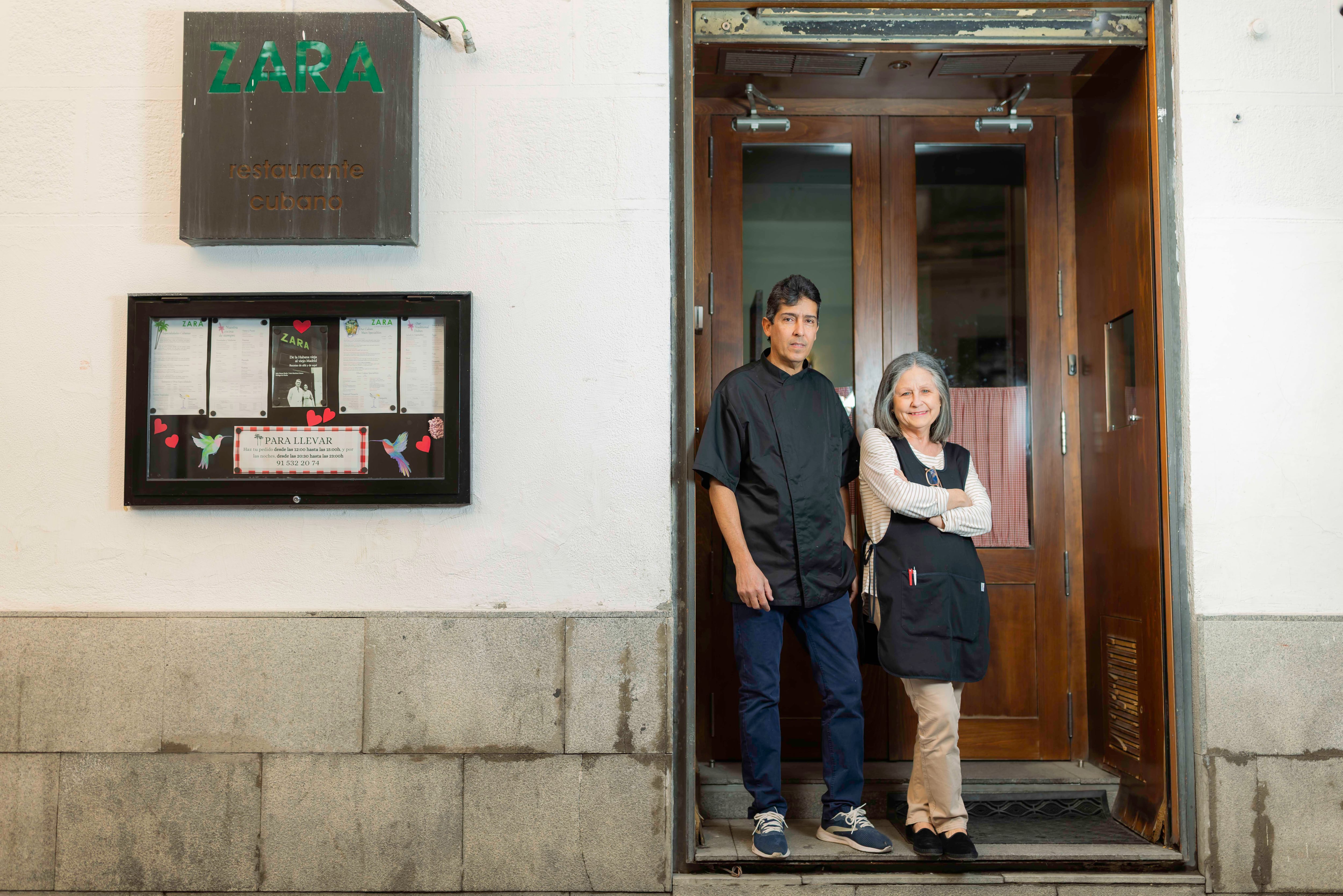 Inés Martínez Llanos y Luis Manuel Hernández en la entrada del restaurante Zara, en Madrid, el martes.
