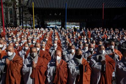 Monjes de Corea del Sur se reúnen durante una manifestación contra los prejuicios religiosos en el Templo Jogyesa en Seúl. Miles de monjes se reunieron en el templo en una manifestación organizada para exigir la erradicación de los prejuicios religiosos y la protección de la soberanía del budismo coreano.