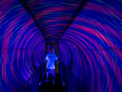 Un niño disfruta este miércoles del túnel del vórtice, la gran atracción del Museo de las Ilusiones de Madrid.