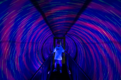 Un niño disfruta este miércoles del túnel del vórtice, la gran atracción del Museo de las Ilusiones de Madrid.