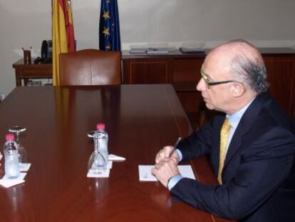 El presidente de la Generalitat, Alberto Fabra, en un momento de su reuni&oacute;n con el ministro de Hacienda, Crist&oacute;bal Montoro.
