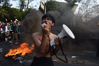 Activistas indonesios protestan en Bandung contra los cambios propuestos por el Gobierno en el Código Penal.