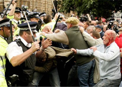 Enfrentamiento entre partidarios de la caza del zorro y la policía ante el Parlamento en Londres.