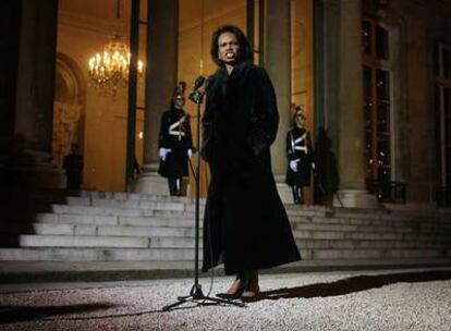 La secretaria de Estado estadounidense, Condoleezza Rice, se dirige a los periodistas tras reunirse con Nicolas Sarkozy en el palacio del Elíseo.