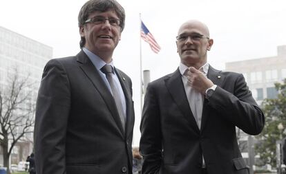 Carles Puigdemont y Raül Romeva, durante una visita a Washington DC, en 2017.  
 