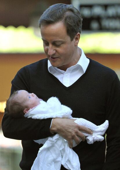 El prime ministro británico, David Cameron, pasea con su hija Florence, en octubre pasado.