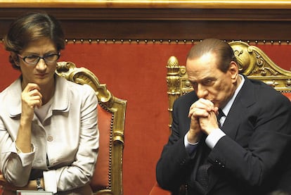 Silvio Berlusconi, junto a la ministra de Educacin, Maria Stella Gelmini, durante el debate en el Senado.