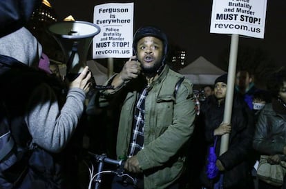Un hombre habla en el micrófono mientras se participa en una protesta en apoyo de Eric Garner en Union Square.