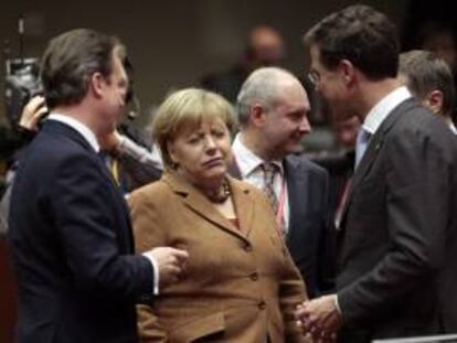 La canciller alemana, Angela Merkel, habla con el primer ministro británico, David Cameron, y el de Dinamarca, Mark Rutte, durante la cumbre extraordinaria para negociar el presupuesto plurianual para 2014-2020.