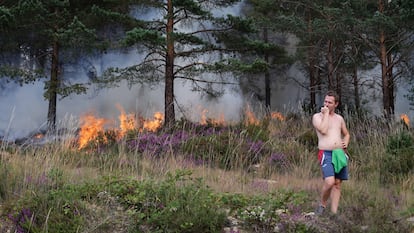 Un hombre observa el incendio forestal en A Pobra do Brolló, Lugo (Cáceres). La comunidad gallega tiene perimetrados los doce incendios que afectan a sus montes, en una jornada en la que no han crecido las 4.430 hectáreas que arden, informa la Consellería do Medio Rural este domingo.