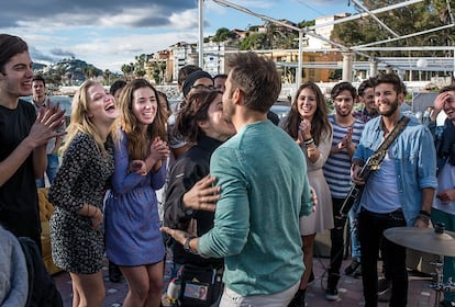 Fin de fiesta. Sus incondicionales malagueñas le rodean en su tierra. Durante toda esta primavera dará una treintena de conciertos en el continente americano. A partir de mayo, cincuenta más en España. Una gira que, por primera vez, dirige él mismo. Alborán se ha hecho mayor.