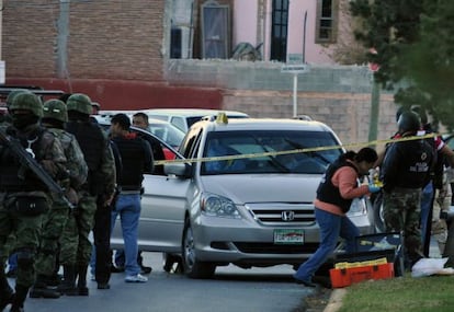 El veh&iacute;culo del comandante de Polic&iacute;a de Saltillo (norte de M&eacute;xico), asesinado el domingo junto a su hijo de 11 a&ntilde;os.