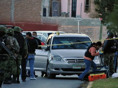 El veh&iacute;culo del comandante de Polic&iacute;a de Saltillo (norte de M&eacute;xico), asesinado el domingo junto a su hijo de 11 a&ntilde;os.