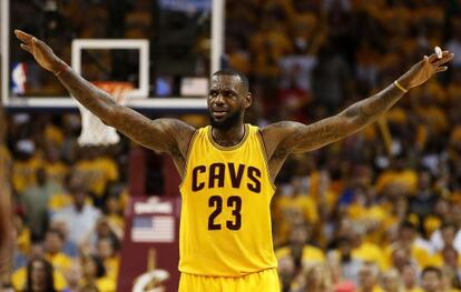 LeBron celebra una de sus canastas.