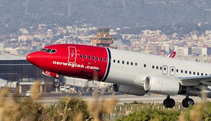 Avió de Norwegian enlairant-se a l'aeroport del Prat.