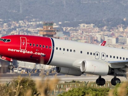 Avió de Norwegian enlairant-se a l'aeroport del Prat.