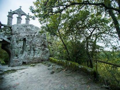 Monasterio rupestre de San Pedro de Rocas, en el corazón de la Ribeira Sacra.