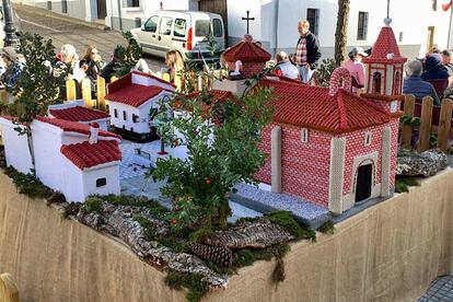 Imagen de algunos de los adornos navideños de la localidad onubense de Castaño del Robledo.