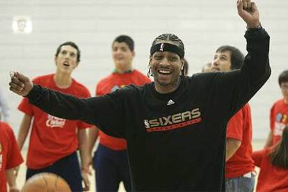 Allen Iverson, en el Palau Sant Jordi durante la clase que impartió a un grupo de discapacitados.