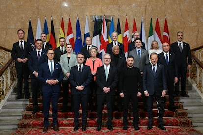 Fotografía de familia de los líderes internacionales antes de la reunión de la cumbre, este domingo en Londres.