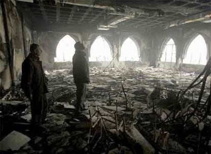 Dos palestinos contemplan los destrozos en un edificio arrasado de la Universidad Islámica de Gaza.