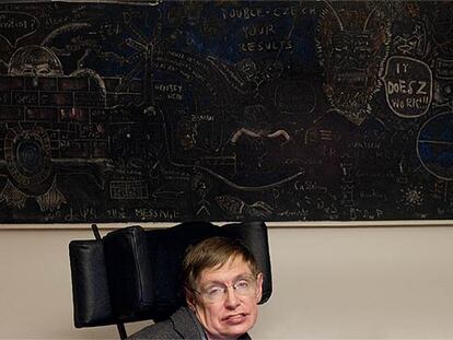 Stephen Hawking, en su despacho de la Universidad de Cambridge en 2005.