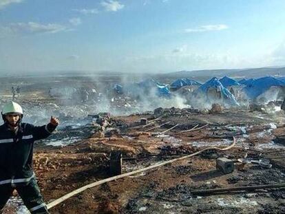 Barracas destruídas após o suposto ataque. A foto foi publicada no Twitter.