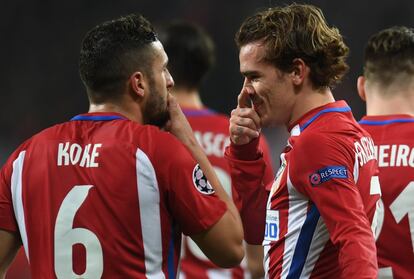 Antoine Griezmann celebra su gol, segundo del partido con Koke.