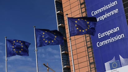 Banderas de la Unión Europea junto a la sede de la Comisión Europea en Bruselas.