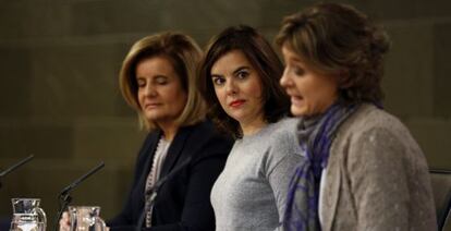 La vicepresidenta del Gobierno Soraya Sáenz de Santa María junto a las ministras Fátima Báñez e Isabel Tejerina.