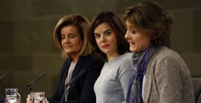 La vicepresidenta del Gobierno Soraya S&aacute;enz de Santa Mar&iacute;a junto a las ministras F&aacute;tima B&aacute;&ntilde;ez e Isabel Tejerina.