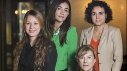 Janet Sanz (ICV), Rocío Martínez-Sampere (PSC), Joaquima Alemany, asseguda, (CiU) i Dolors Montserrat (PPC), a l’Ateneu Barcelonès.