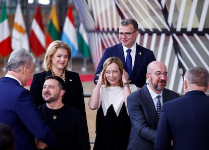 En el centro de la imagen, la primera ministra italiana, Giorgia Meloni, durante una cumbre en Bruselas, este jueves.