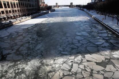 El hielo cubre el río Chicago, este miércoles.