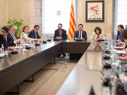 Pere Aragonès (centro) preside la reunión de partidos contra la sequía.