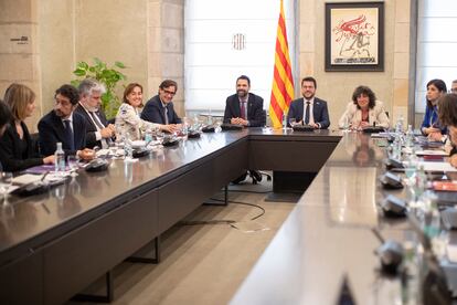 Pere Aragonès (centro) preside la reunión de partidos contra la sequía.